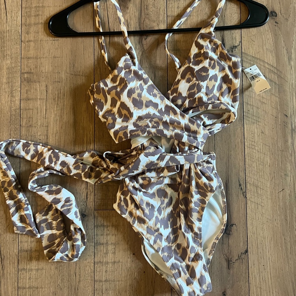 Brand new with tags Arie wrap tie bathing suit.